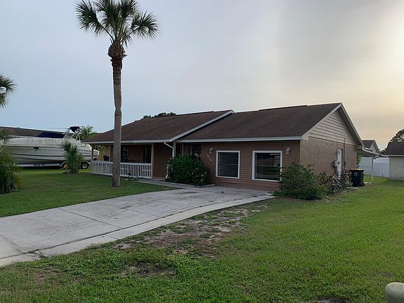 Long 4 car Driveway (Great when you have guests over)