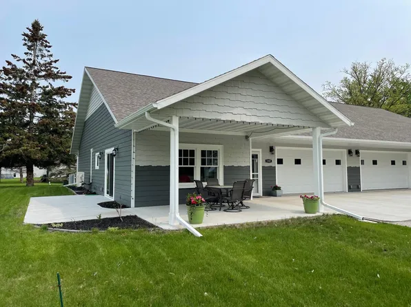 1107 2nd St SE, Roseau, MN 56751