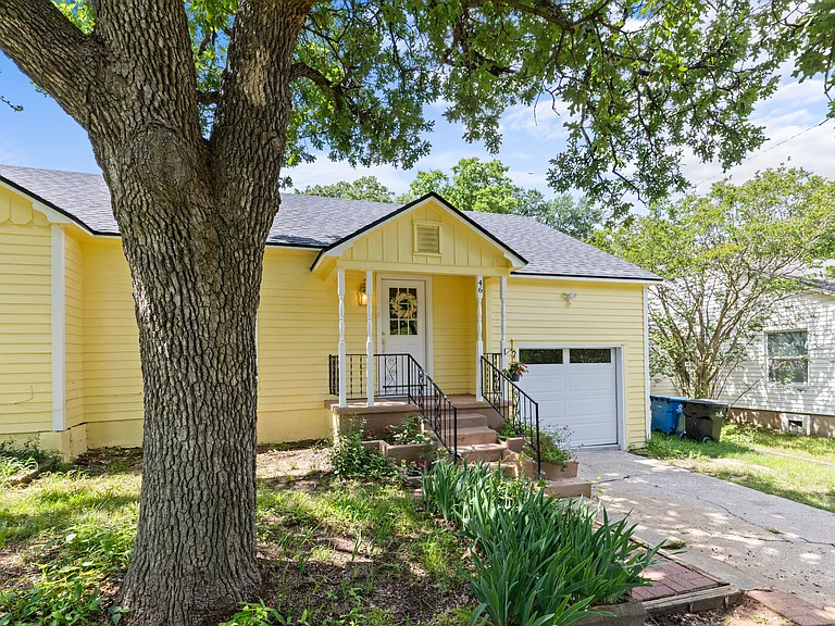 46 Vaughn Dr — Photo 2