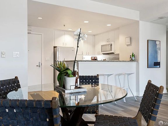 5th image of 250 King St Unit 1006