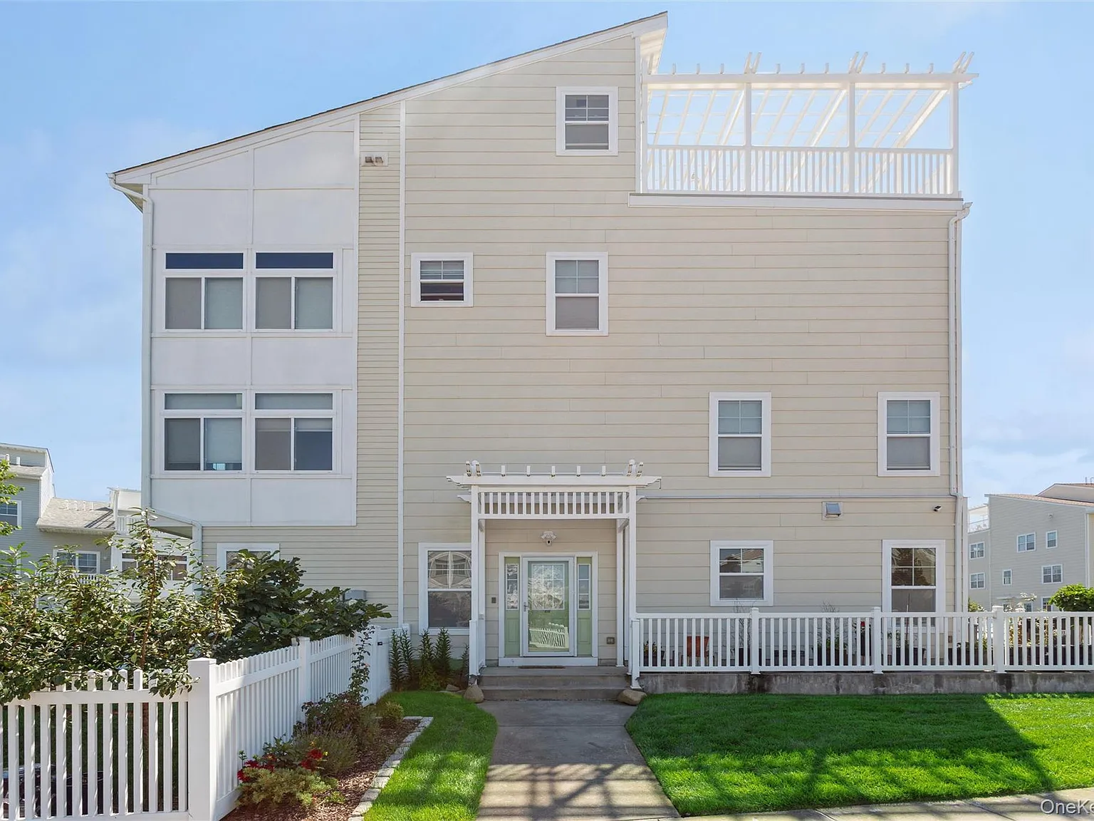 2 bed, 1.5 bath, 1250 sqft, $3,000 — Photo 2