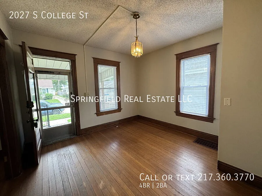 Old Time Rock & Roll 4 Bedroom Home with Classic Character — Photo 3