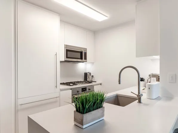 1 Union Sq S image 2 of 14