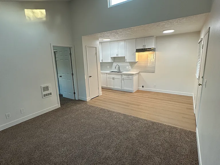 270 W Alamar Ave #8 — Photo 1