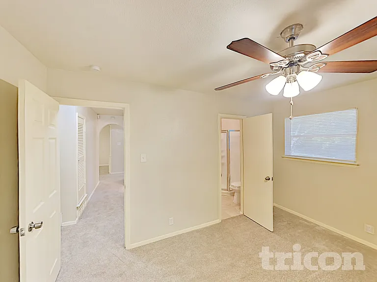 204 NW Jayellen Ave — Photo 7