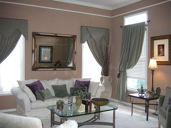 Formal Living Room w/9' Ceiling & Crown Molding