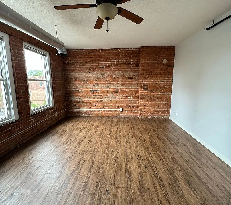 246 W 3rd St