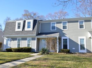 555 Westminster Cir, Roselle, IL 60172