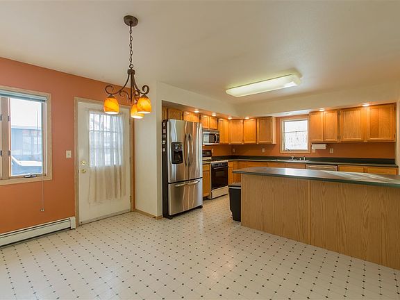 5th image of 486 Carlton Dr