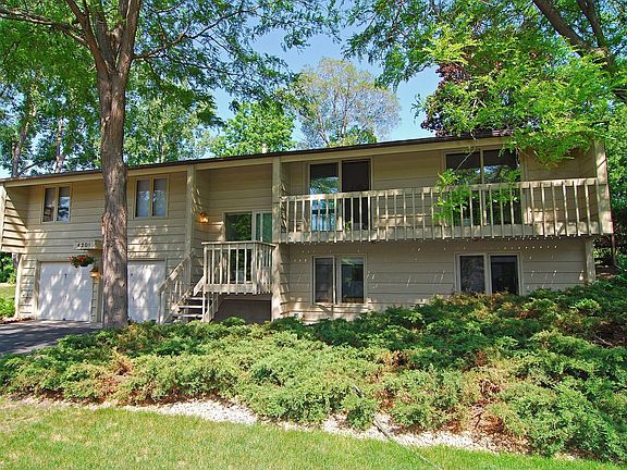 Beautiful, wooded front.