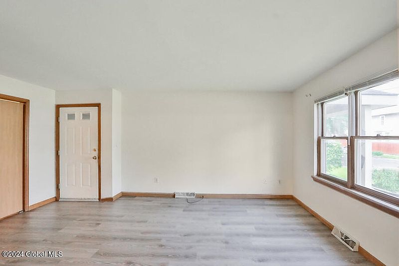 4th image of 173 W Lawrence Street