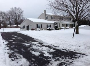 8 Walden Gln, Ballston Lake, NY 12019