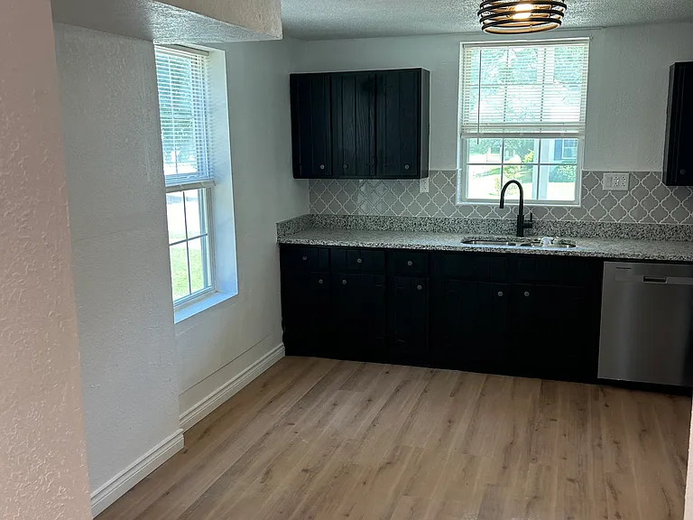 1551 Jefferson St — Photo 13