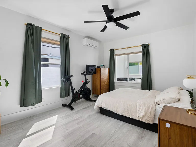 1752 Robinson Ave — Photo 4