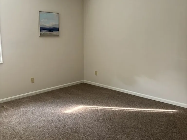 636 Hammond Dr — Photo 12