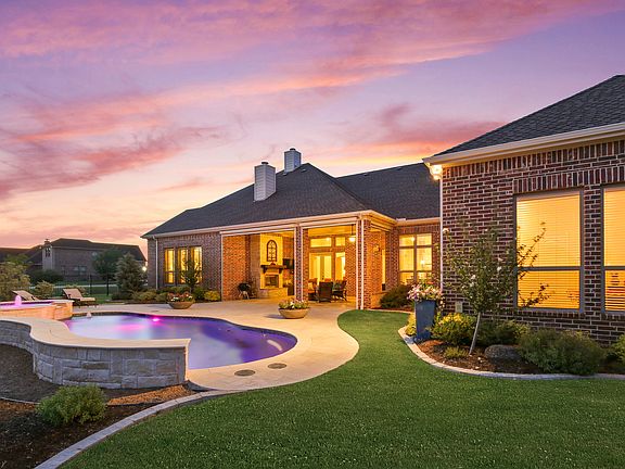 5th image of 2085 Claremont Dr