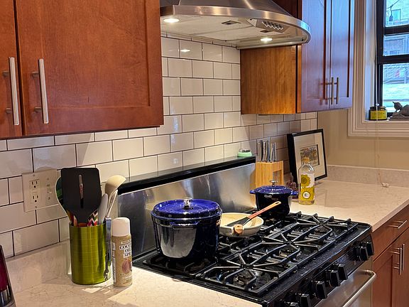 3rd image of 4834 N Kenmore Ave APT 1S