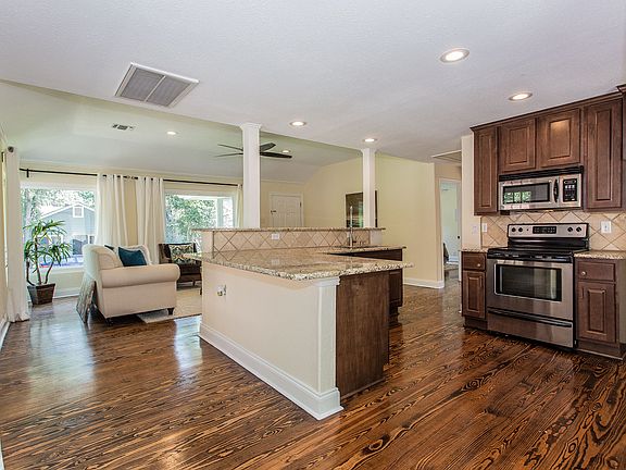 2nd image of 524 Queen Anne Ct