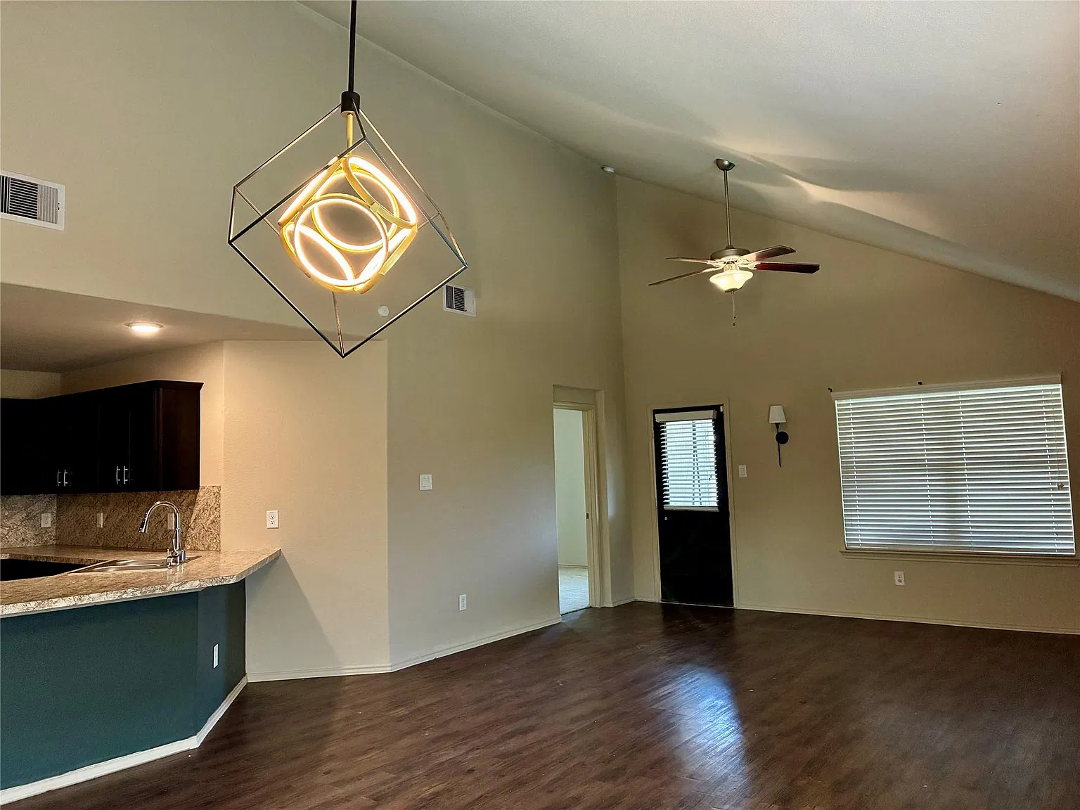 4 bed, 2.0 bath, 1918 sqft, $2,200 — Photo 4