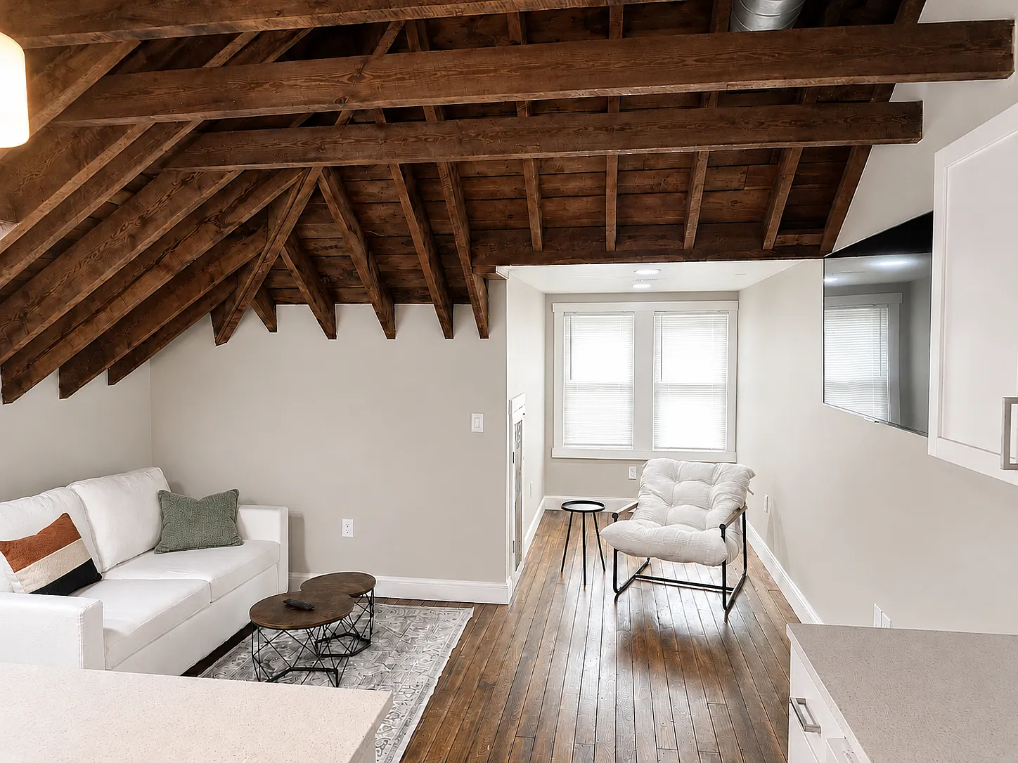 Newly Remodeled/Fully-Furnished 1 Bedroom Apt — Photo 3