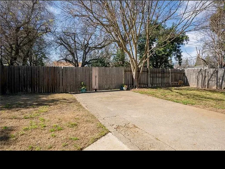 213 Park St — Photo 2