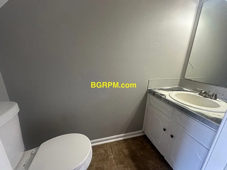 1099 W Elm St — Photo 35