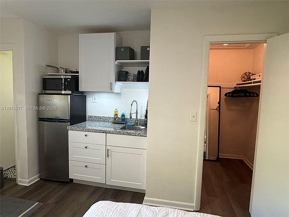 5th image of 5639 Lincoln St #3