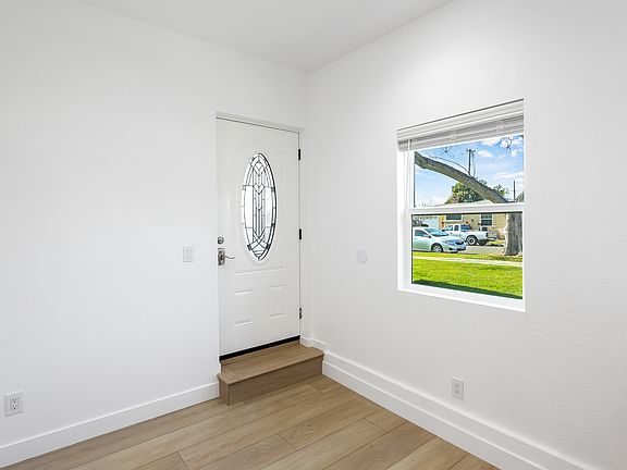 5th image of 938 W Acacia Ave