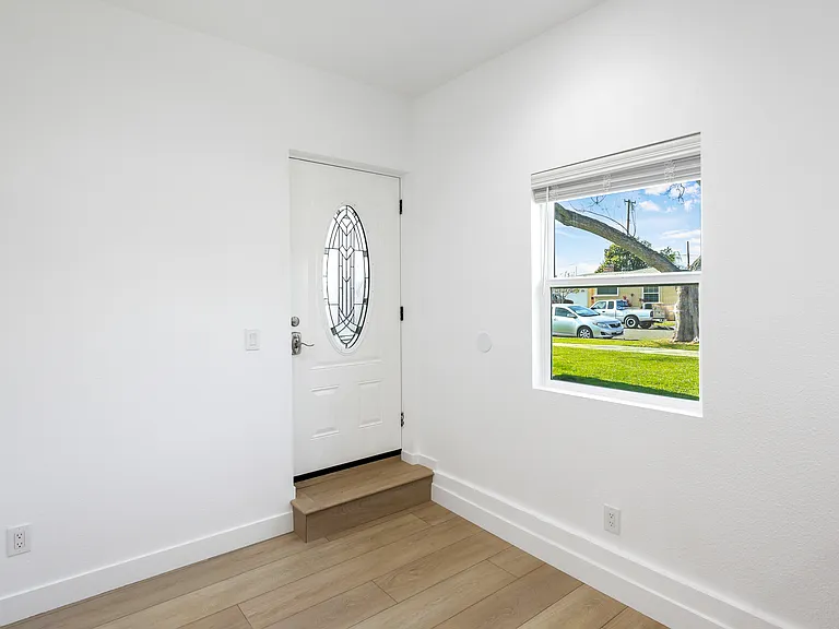 938 W Acacia Ave — Photo 5