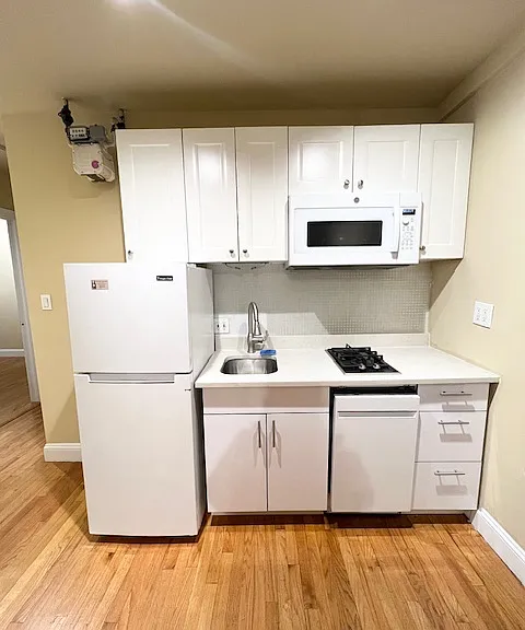 239 E 5th St #1R — Photo 6