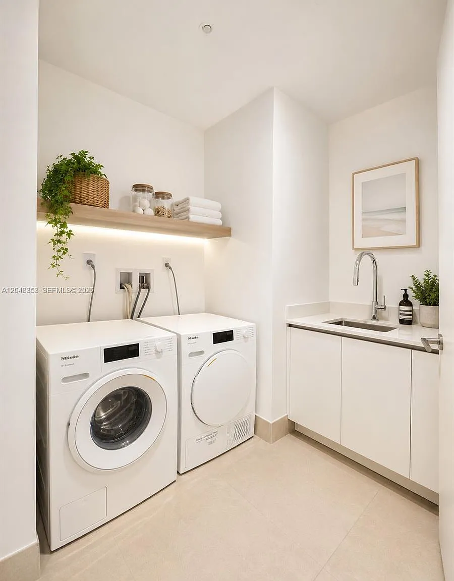 La Baia Condominium — Photo 4