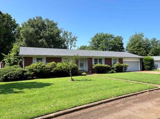 102 Cherry Dr, Martin, TN 38237
