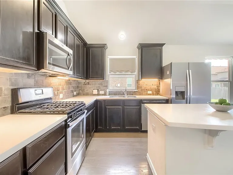 2813 Waterson St — Photo 5