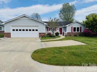 208 Dartcrest Dr, Hendersonville, NC 28792