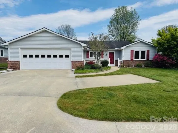 208 Dartcrest Dr, Hendersonville, NC 28792