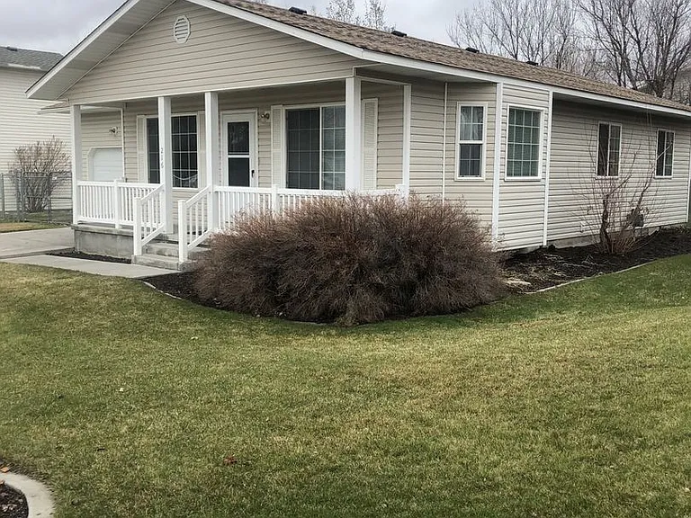 216 Susan Dr — Photo 2