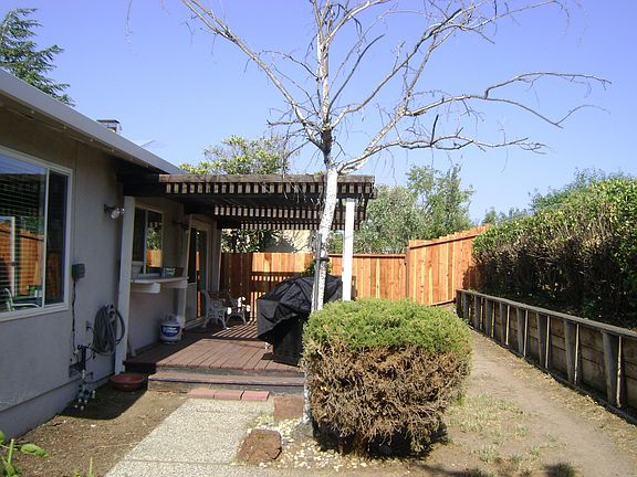 3rd image of 1213 Putnam St