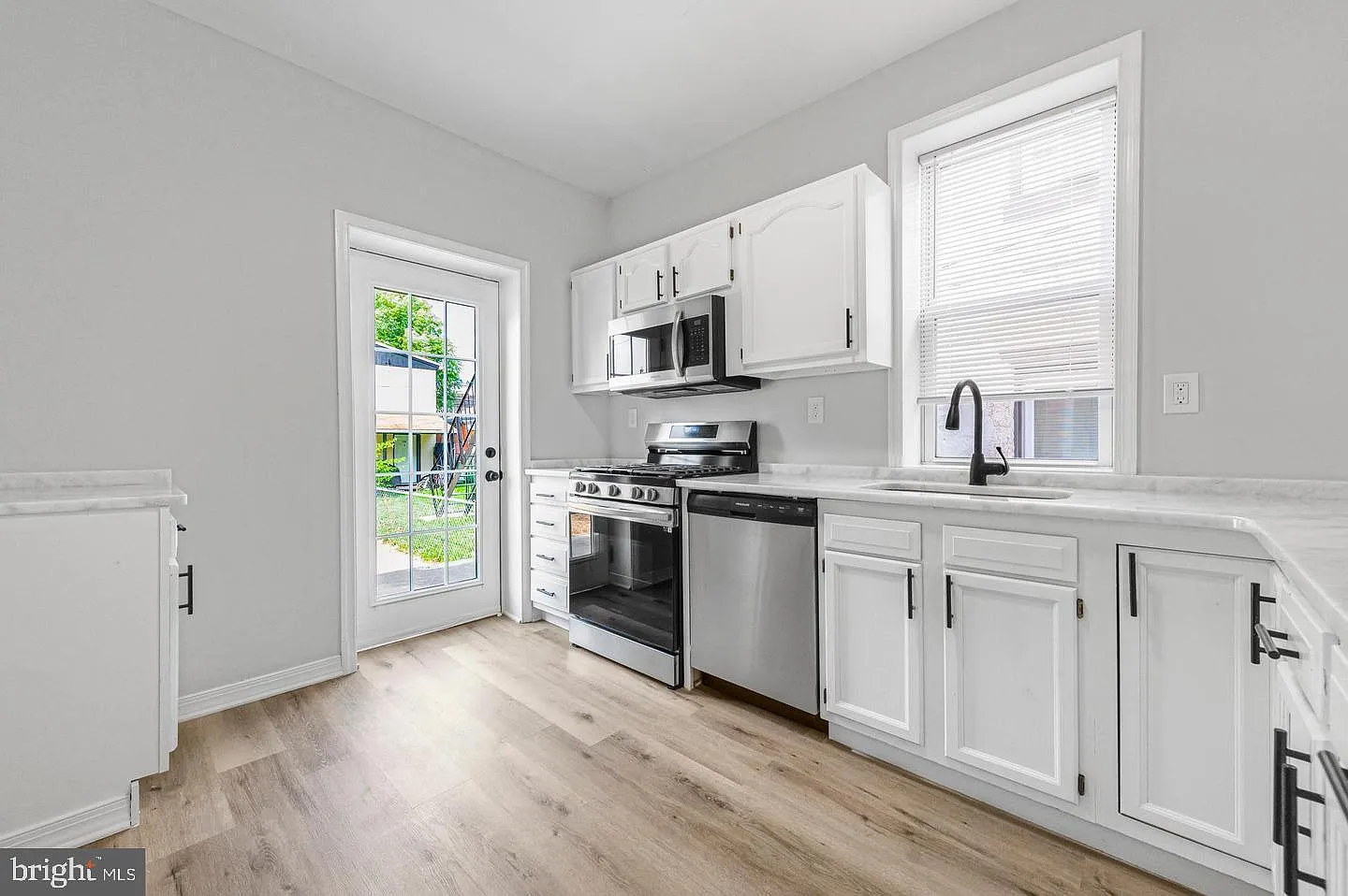 3 bed, 1.0 bath, 1432 sqft, $2,100 — Photo 3