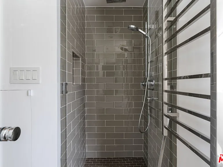 6225 S Corning Ave — Photo 22