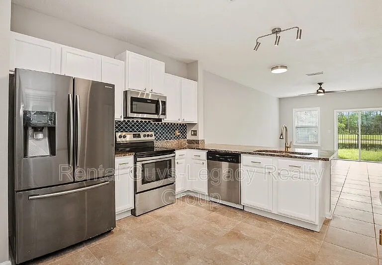 425 Servia Dr — Photo 1