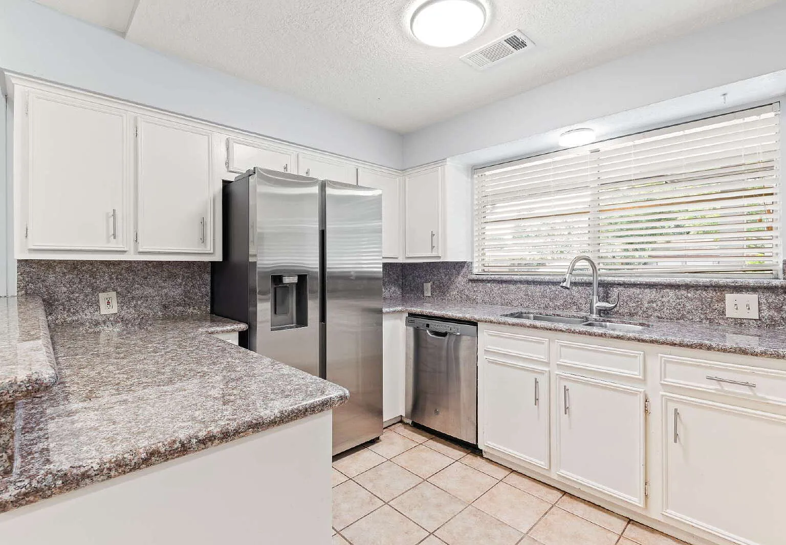 3 bed, 2.0 bath, 1845 sqft, $1,975 — Photo 3