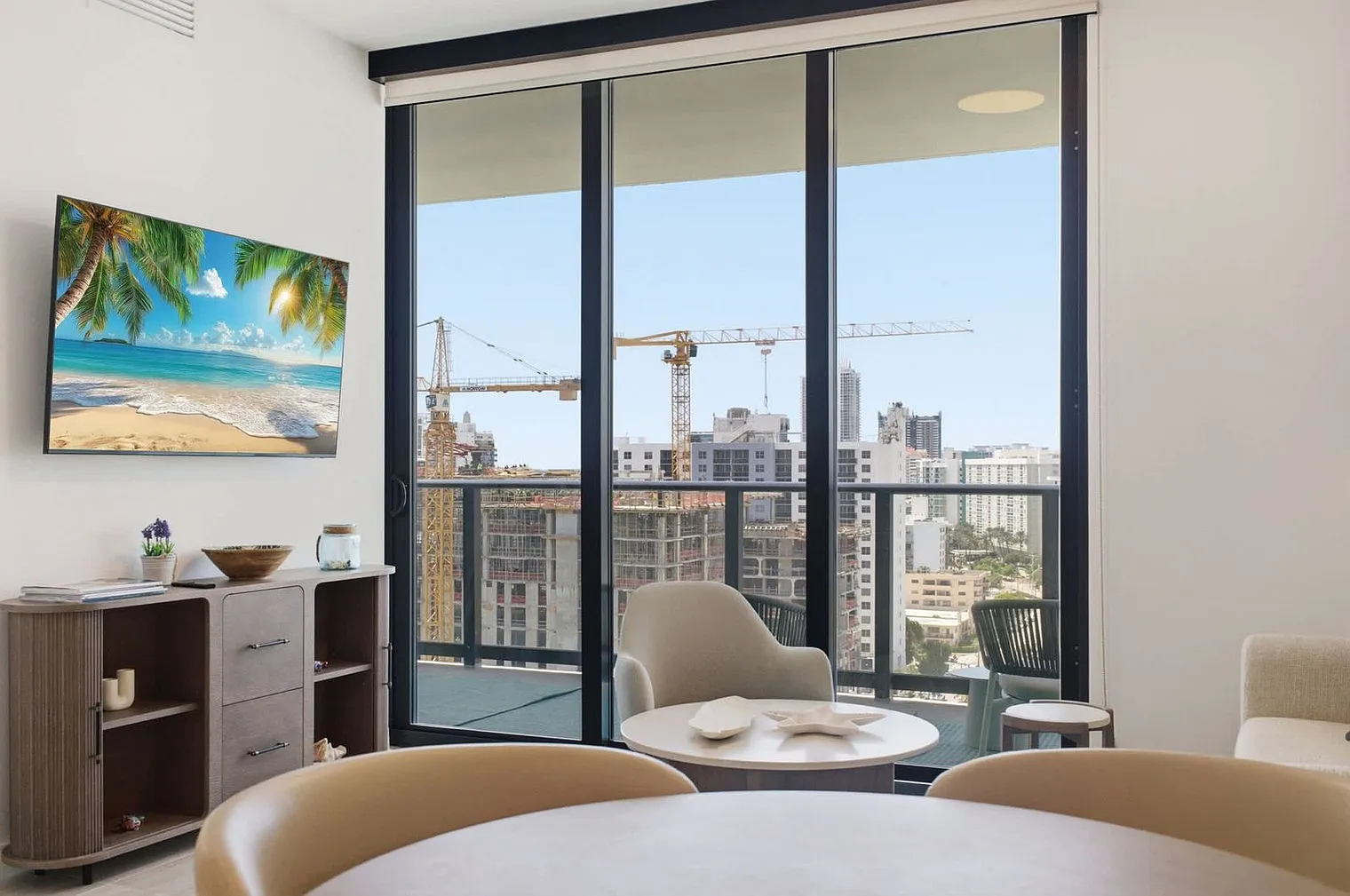 1 bed, 1.0 bath, 645 sqft, $5,692 — Photo 3