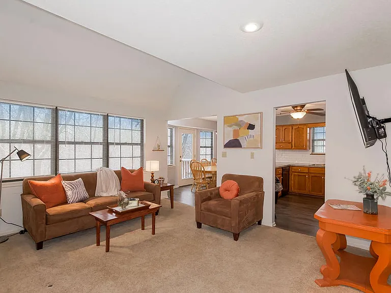 721 SE Redwood Ln — Photo 2