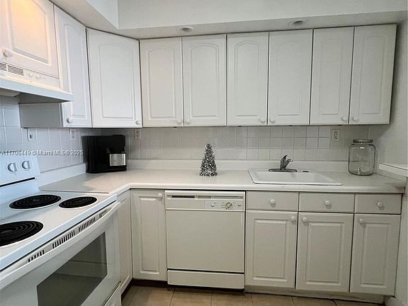5th image of 6900 Bay Dr #J8