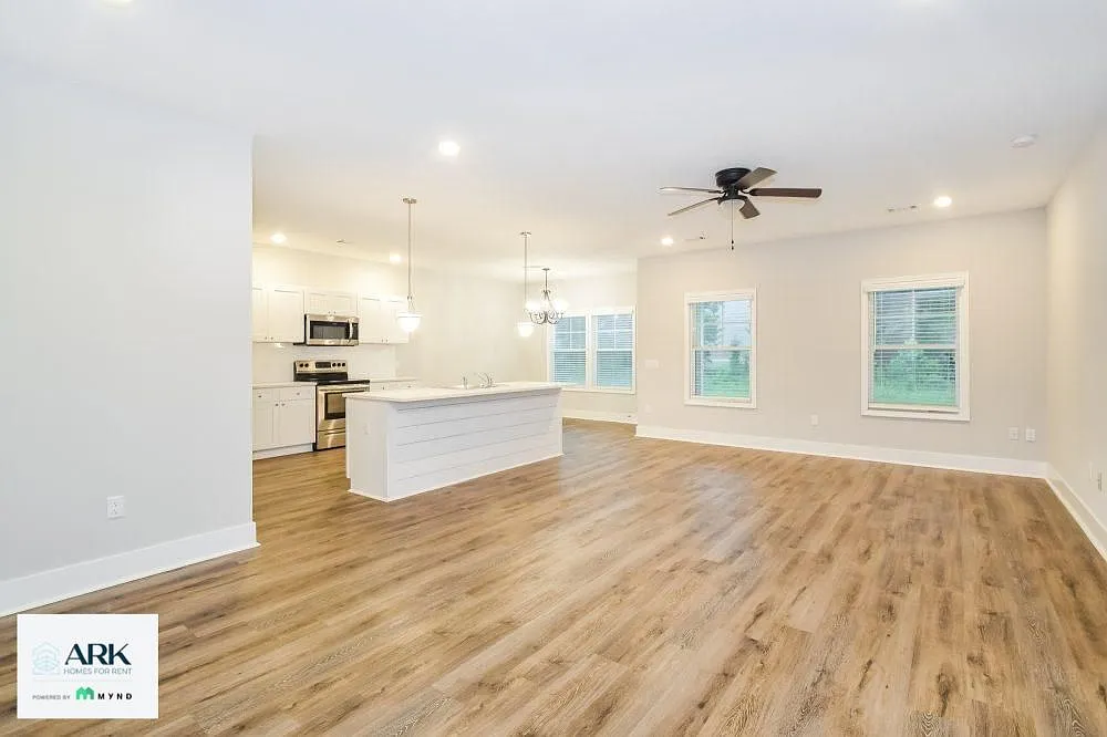 3 bed, 2.0 bath, 1400 sqft, $1,935 — Photo 4