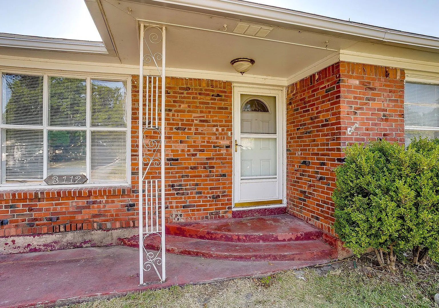 Ready for New Tenants- 4 Bed, 1 Bath Home in Richland Hills, Large Backyard, Birdville ISD- 76118 — Photo 4