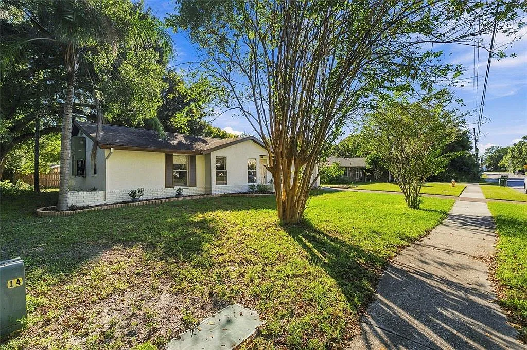 3 bed, 2.0 bath, 1212 sqft, $2,400 — Photo 2