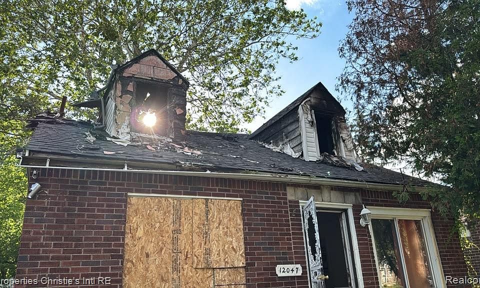 1st image of 12047 Robson St