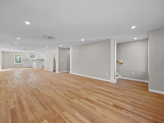 4th image of 17 Crosby St #B