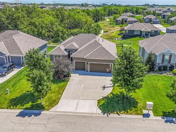 19013 Deer Run St, Spring Hill, KS 66083